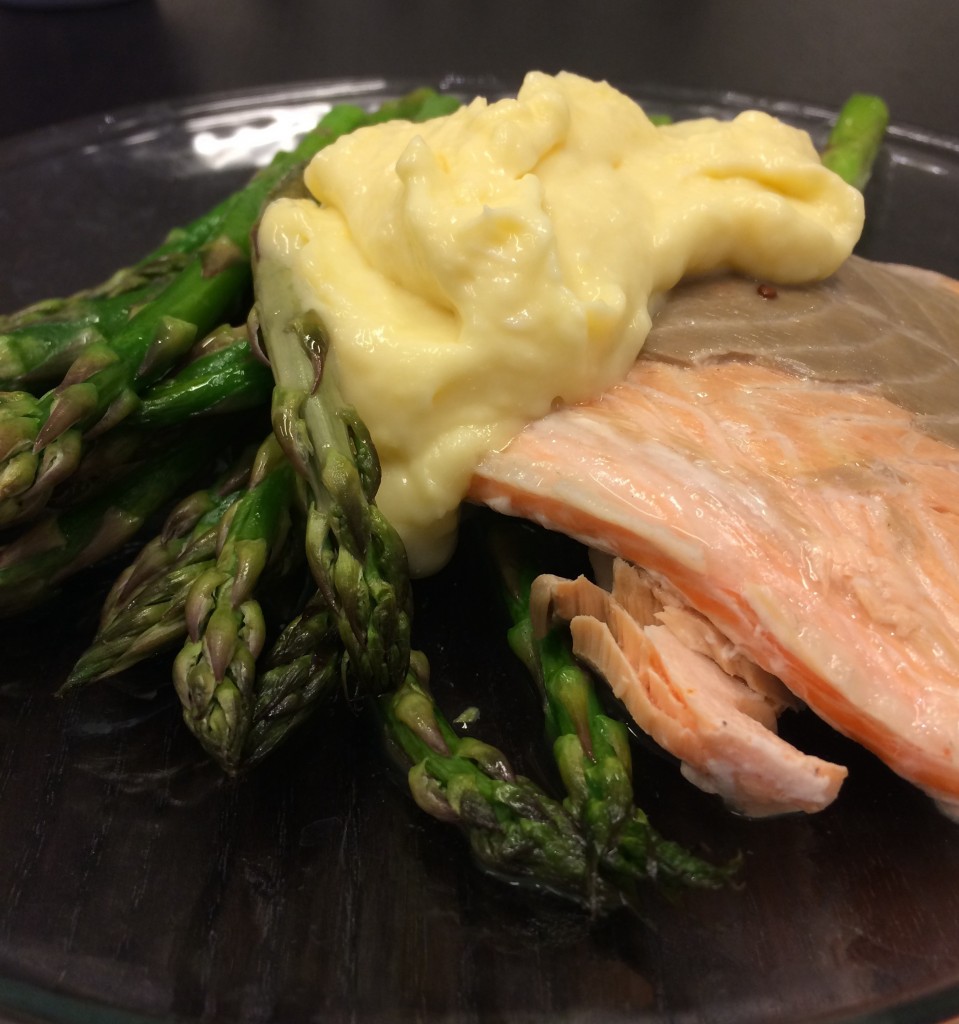 Arctic salmon med sparris och hollandaisesås