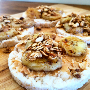 Riskaka med jordnötssmör, stekt banan och granola